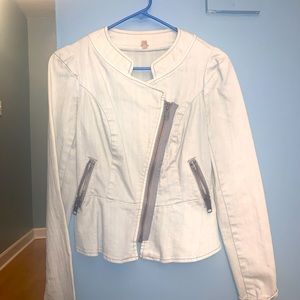 Free People denim jacket size 0. It’s a light green grayish color. Cute for fall